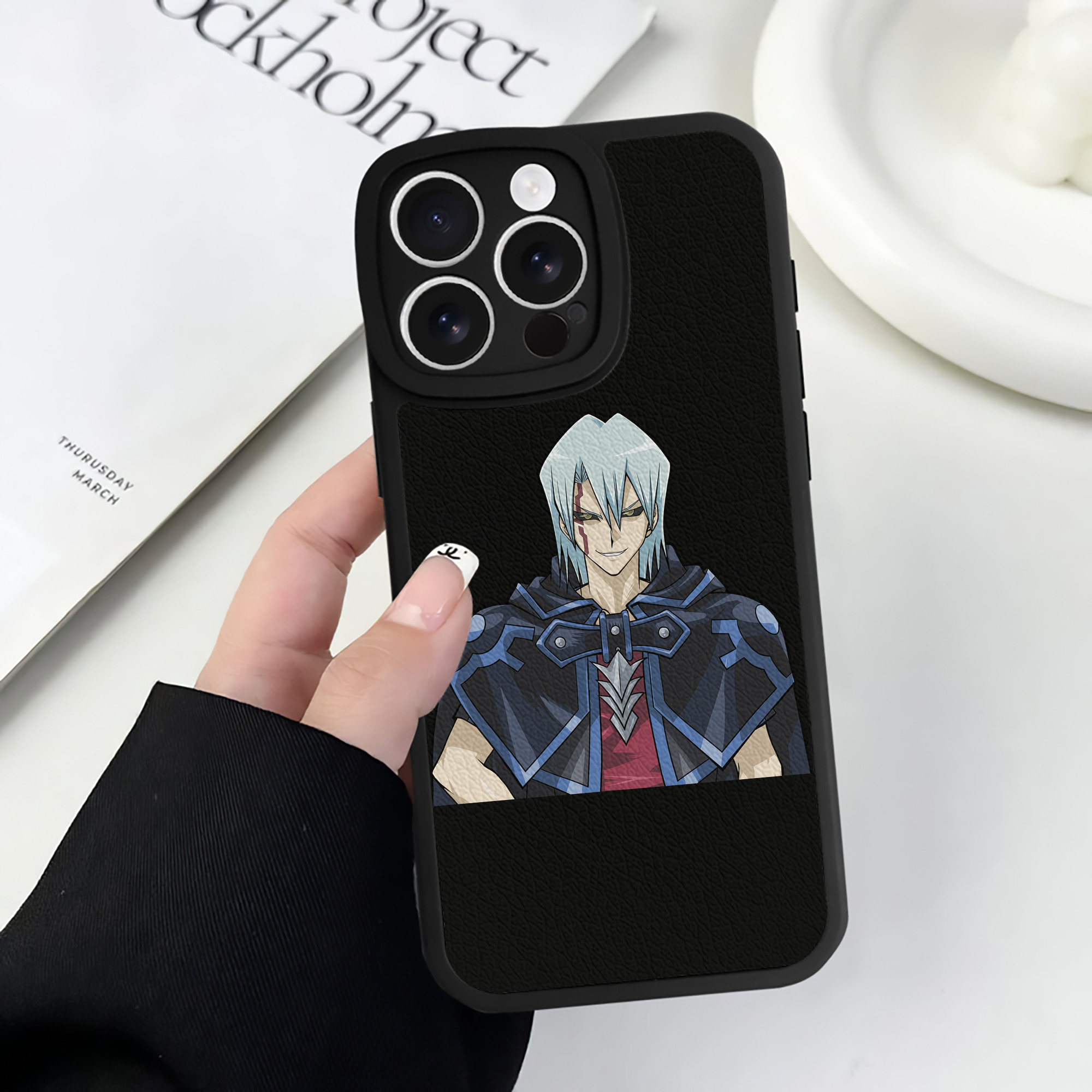 遊☆戯☆王 Yu-Gi-Oh! 【iPhone 16シリーズ対応】シリコンスマホケース（レザー調） 材質：シリコン
